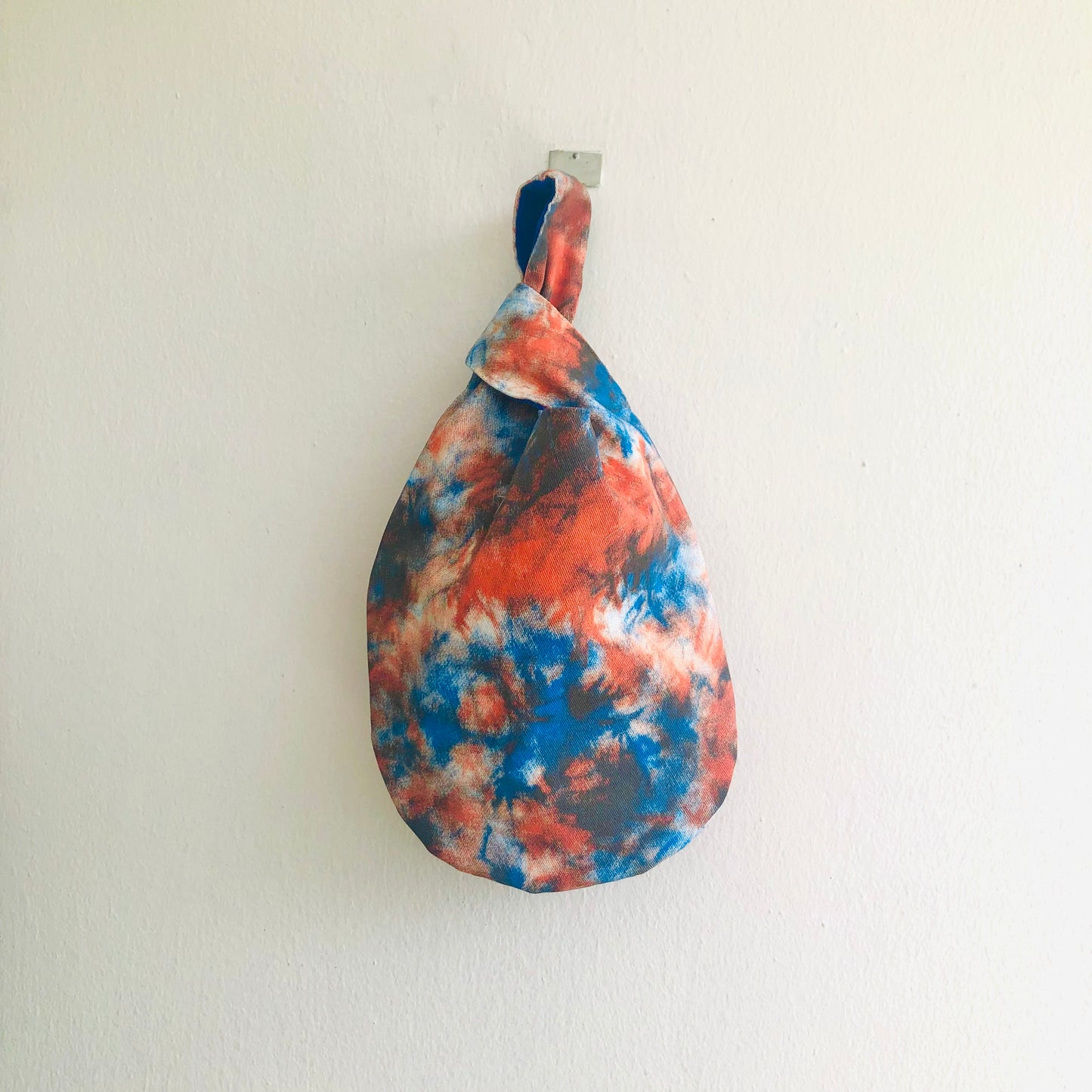 Bolso con nudo de origami, bolso de tela reversible para la muñeca, bolso colorido de inspiración japonesa | Tie dye y terciopelo azul intenso