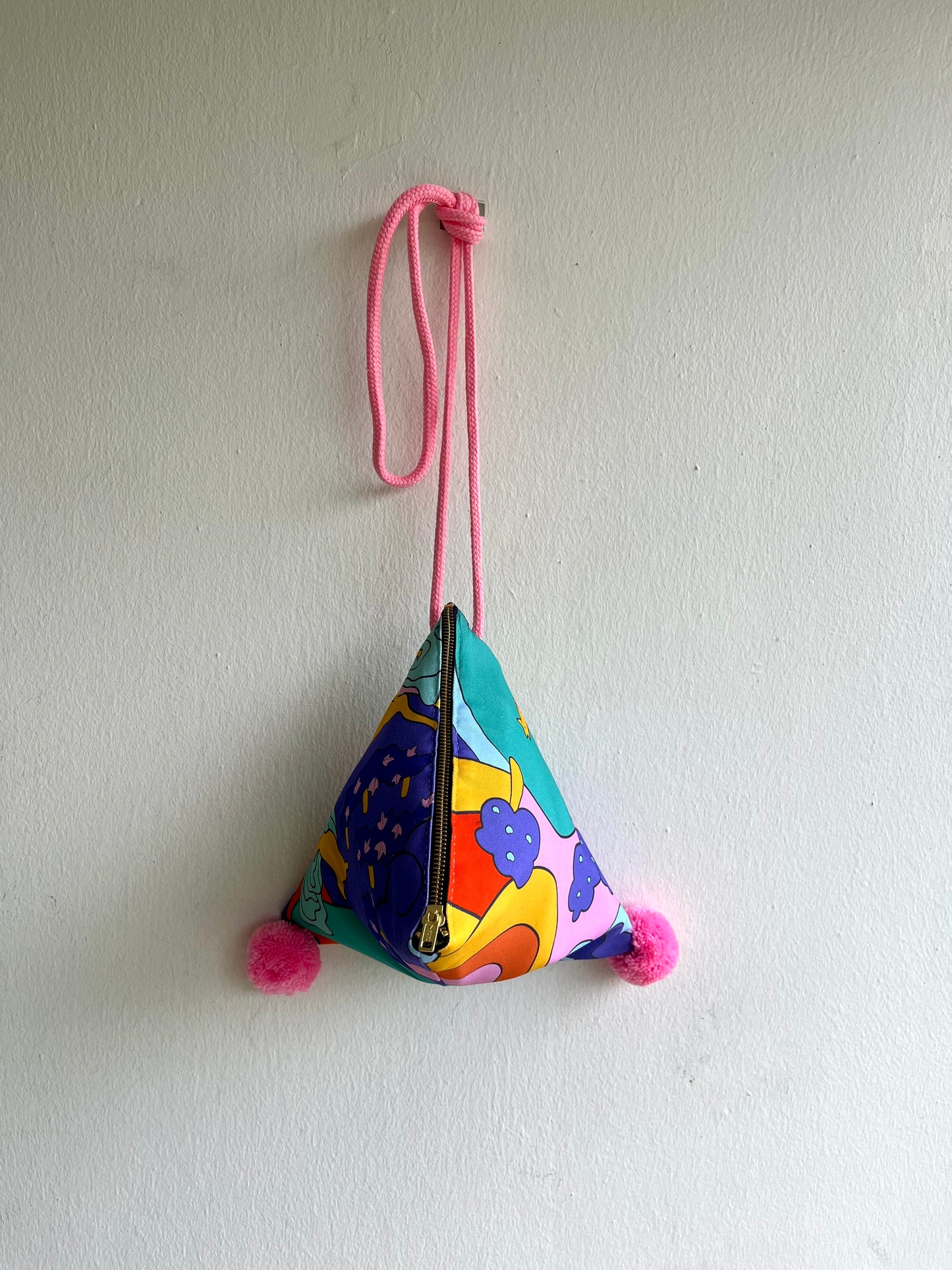 Bolsa de bolas de masa triangulares de inspiración japonesa de origami, bolsa pequeña de tela colorida, linda bolsa con pompones | Wonderland in Spring 