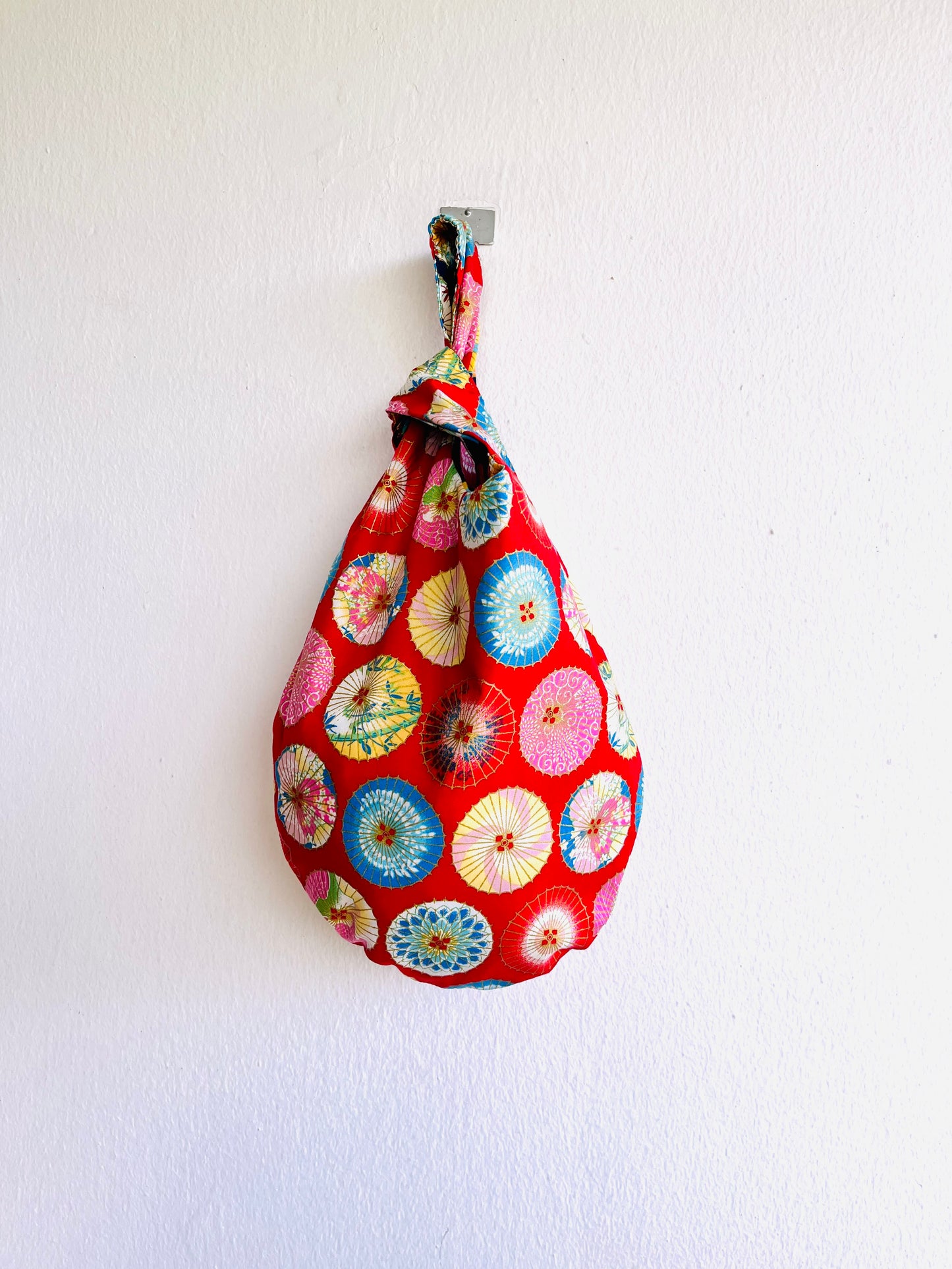 Bolso con nudo de origami, bolso de tela reversible, lindo bolso de muñeca de inspiración japonesa | Paraguas japoneses azules y rojos