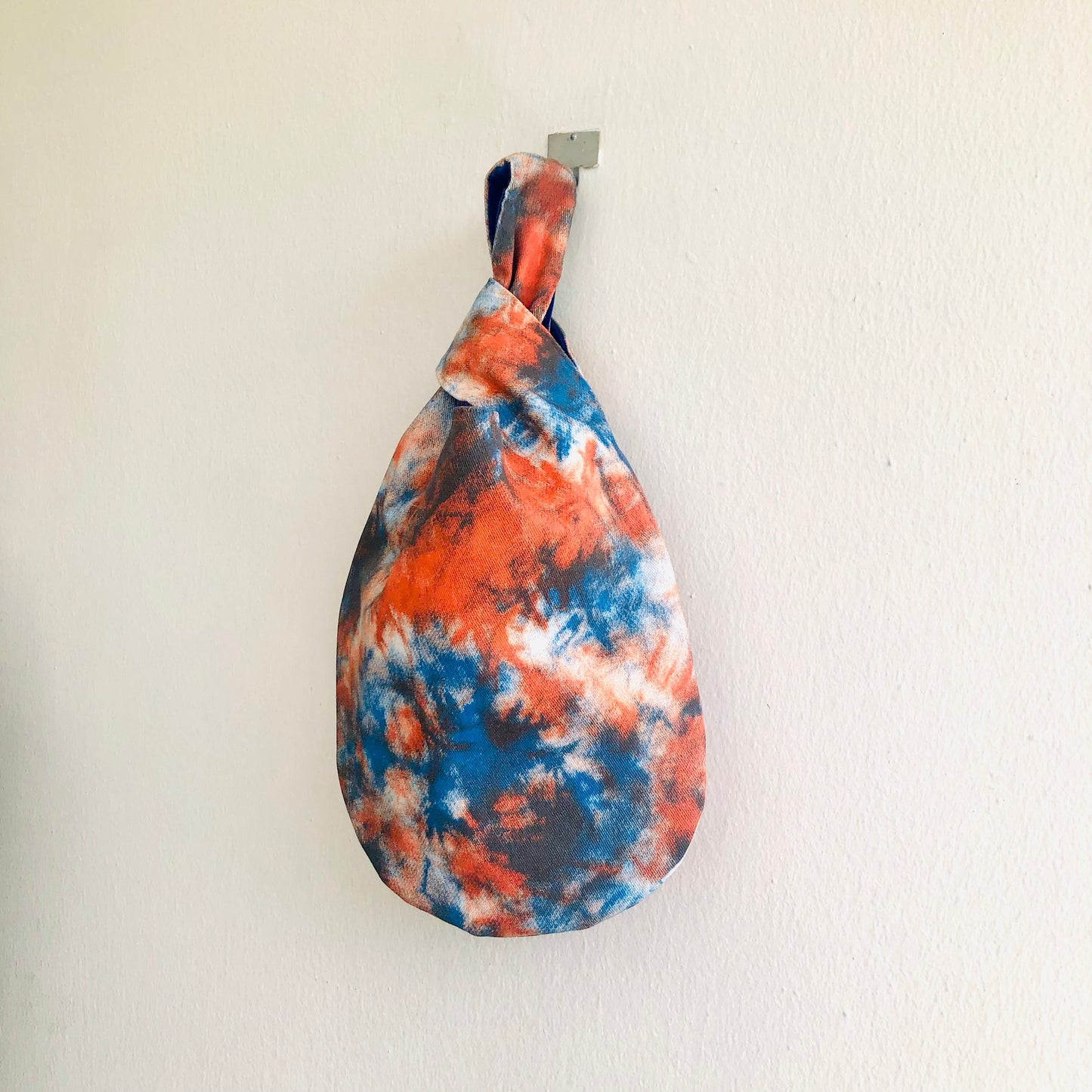 Bolso con nudo de origami, bolso de tela reversible para la muñeca, bolso colorido de inspiración japonesa | Tie dye y terciopelo azul intenso