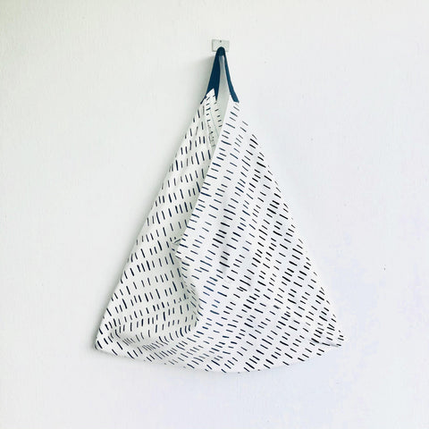 Shoulder origami bento bag.  Minimalist cool fabric tote bag , eco friendly shopping bag | Blanco y negro - Jiakuma