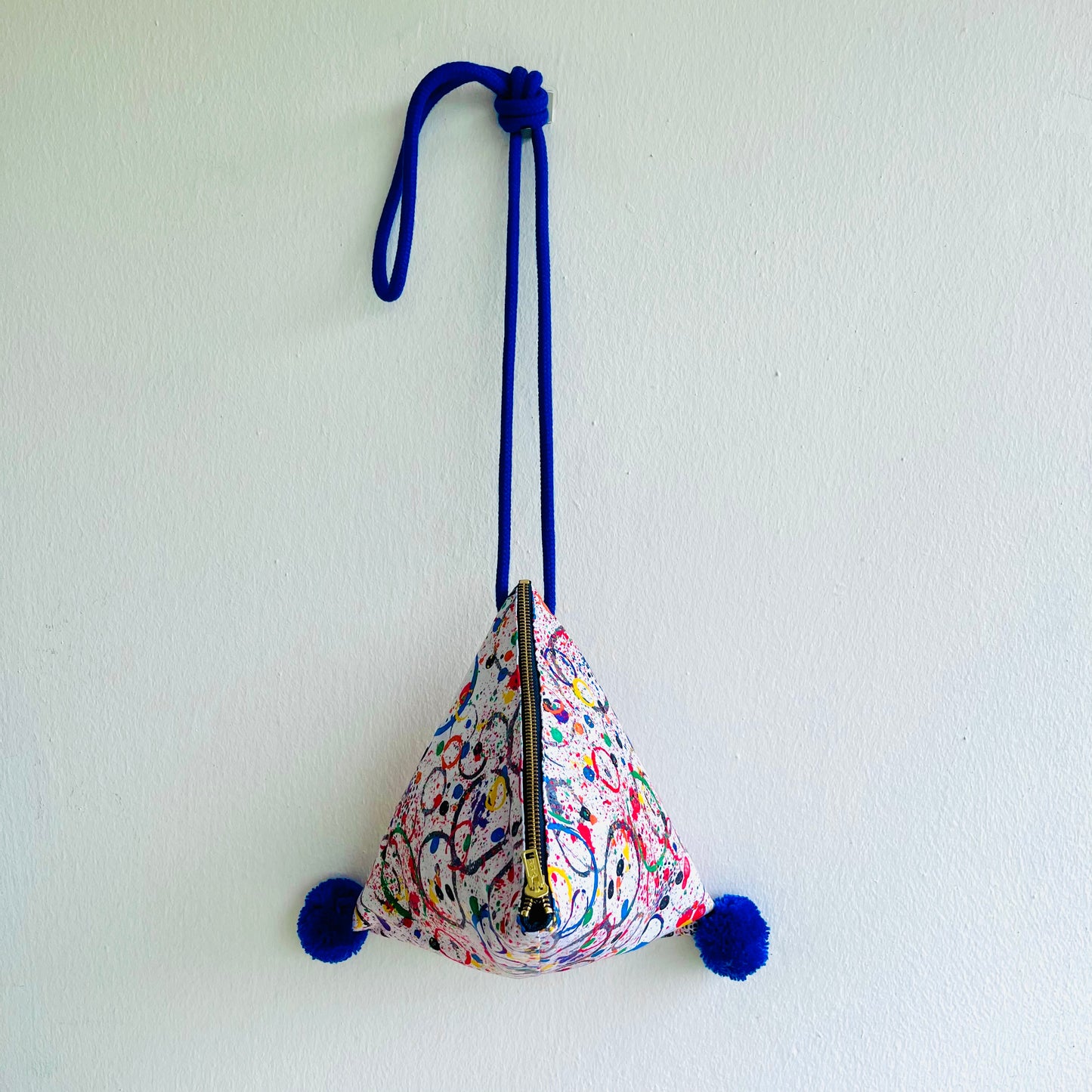 Origami dumpling bag , colorful triangle bag , pom pom fabric eco bag , handmade gift idea | El mundo de Miró - Jiakuma