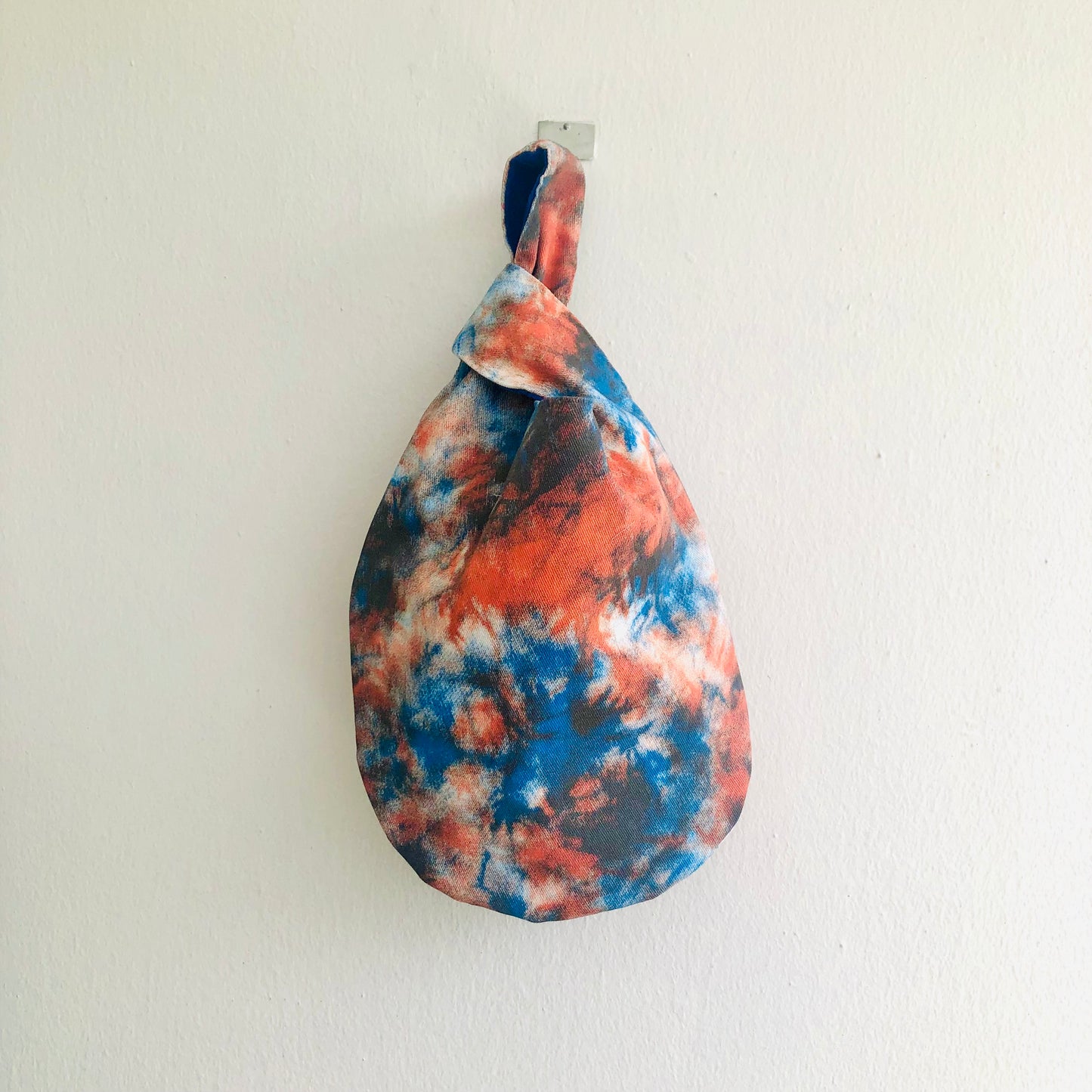 Bolso con nudo de origami, bolso de tela reversible para la muñeca, bolso colorido de inspiración japonesa | Tie dye y terciopelo azul intenso