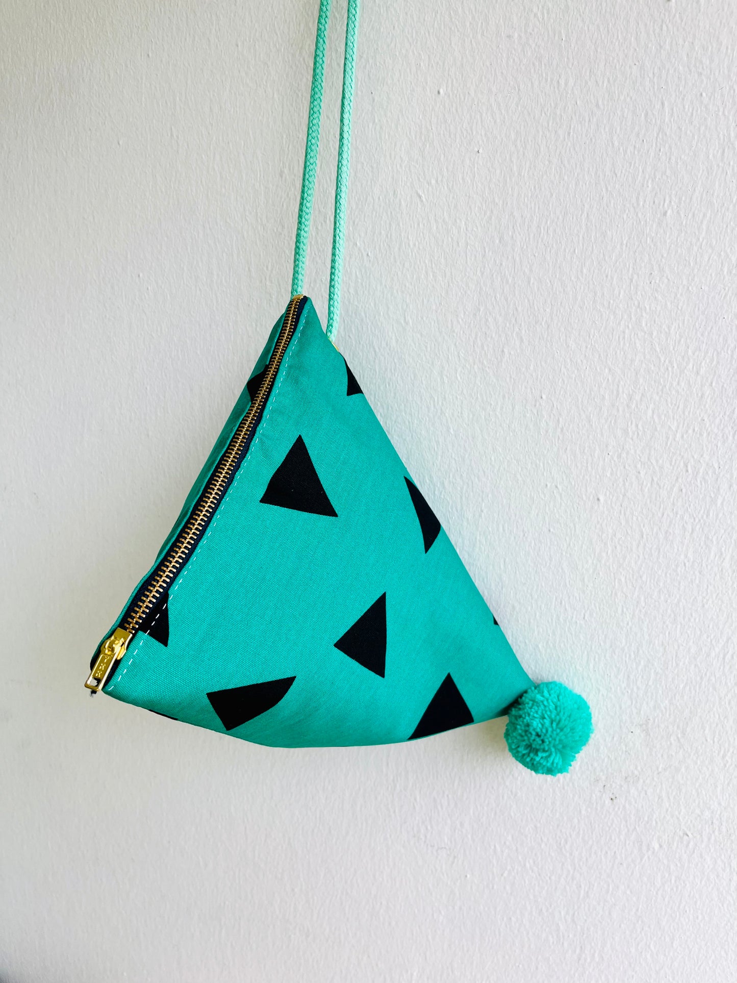 Dumpling fabric bag , small triangle bag , Japanese inspired bag , cute weekend pom pom bag | Triángulos