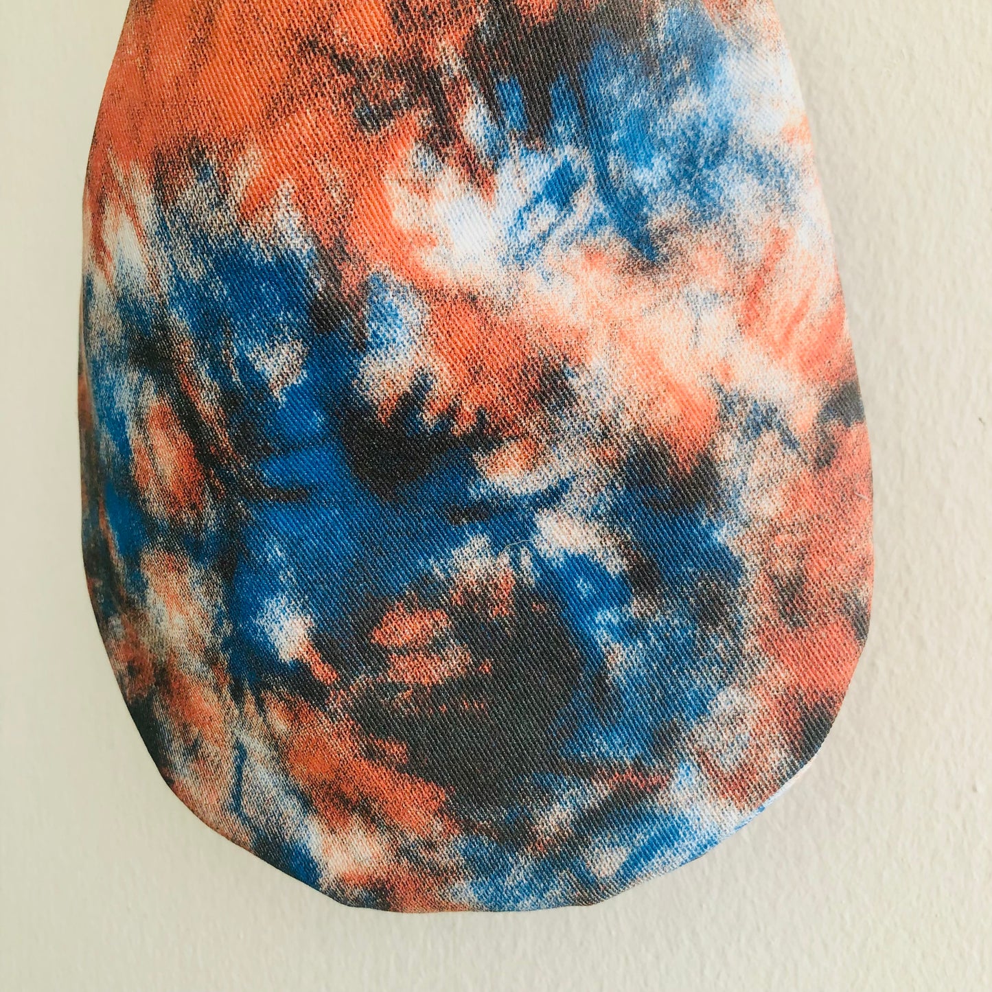 Bolso con nudo de origami, bolso de tela reversible para la muñeca, bolso colorido de inspiración japonesa | Tie dye y terciopelo azul intenso