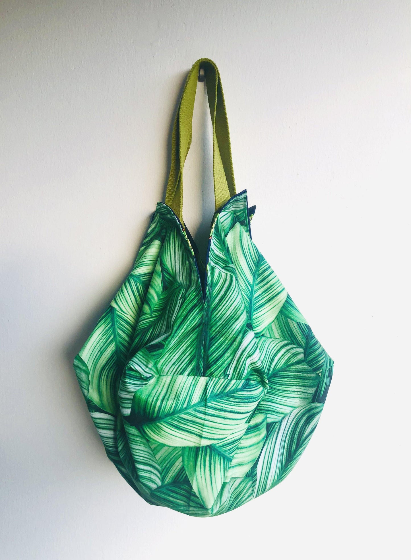 Origami sac bag , reversible shopping shoulder bag , origami eco bag | Kiwis spotted in the greenery - Jiakuma