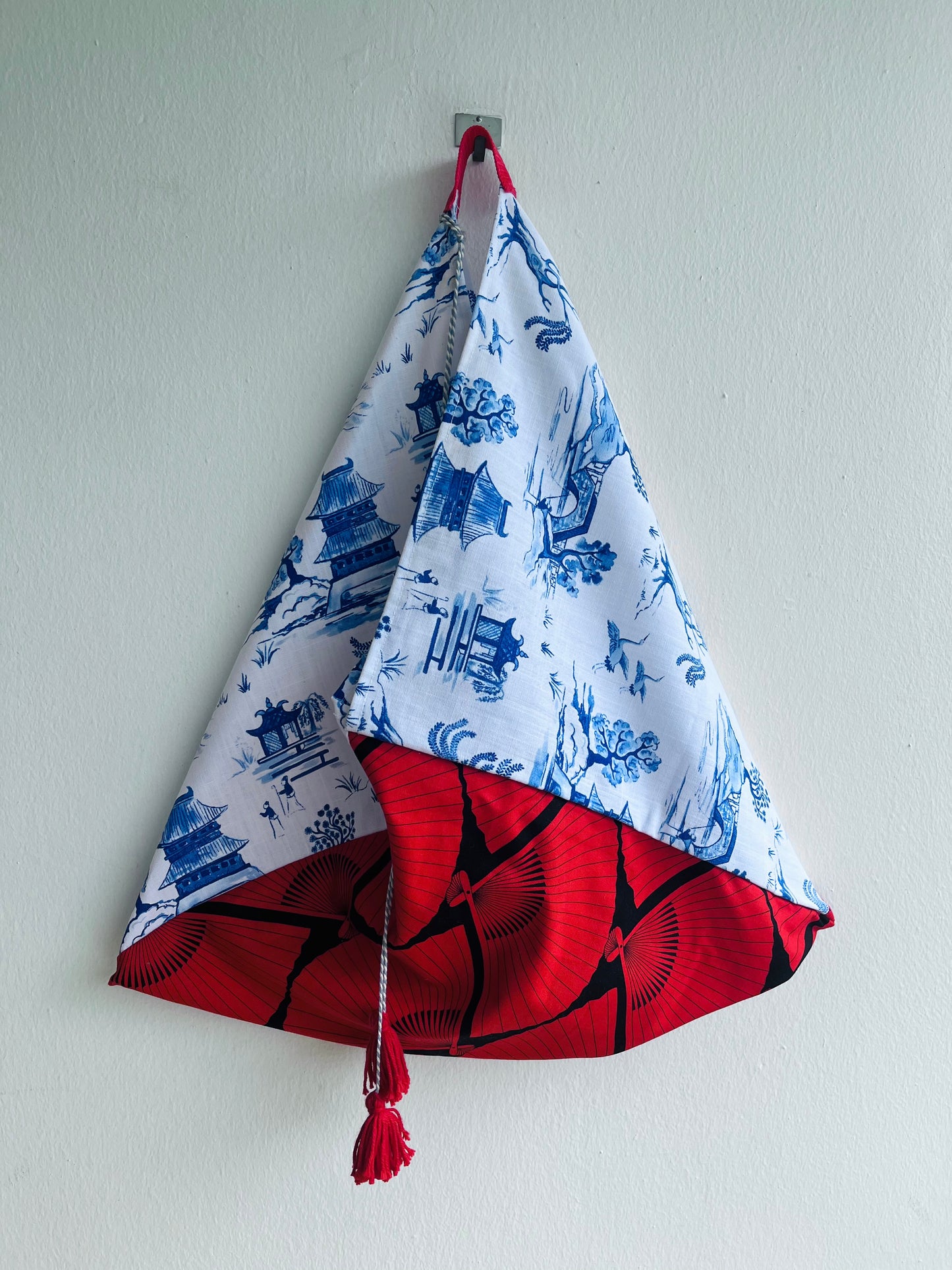 Tote bento bag , origami triangle bag , eco friendly shoulder bag , Japanese inspired | The red fans of Kyoto