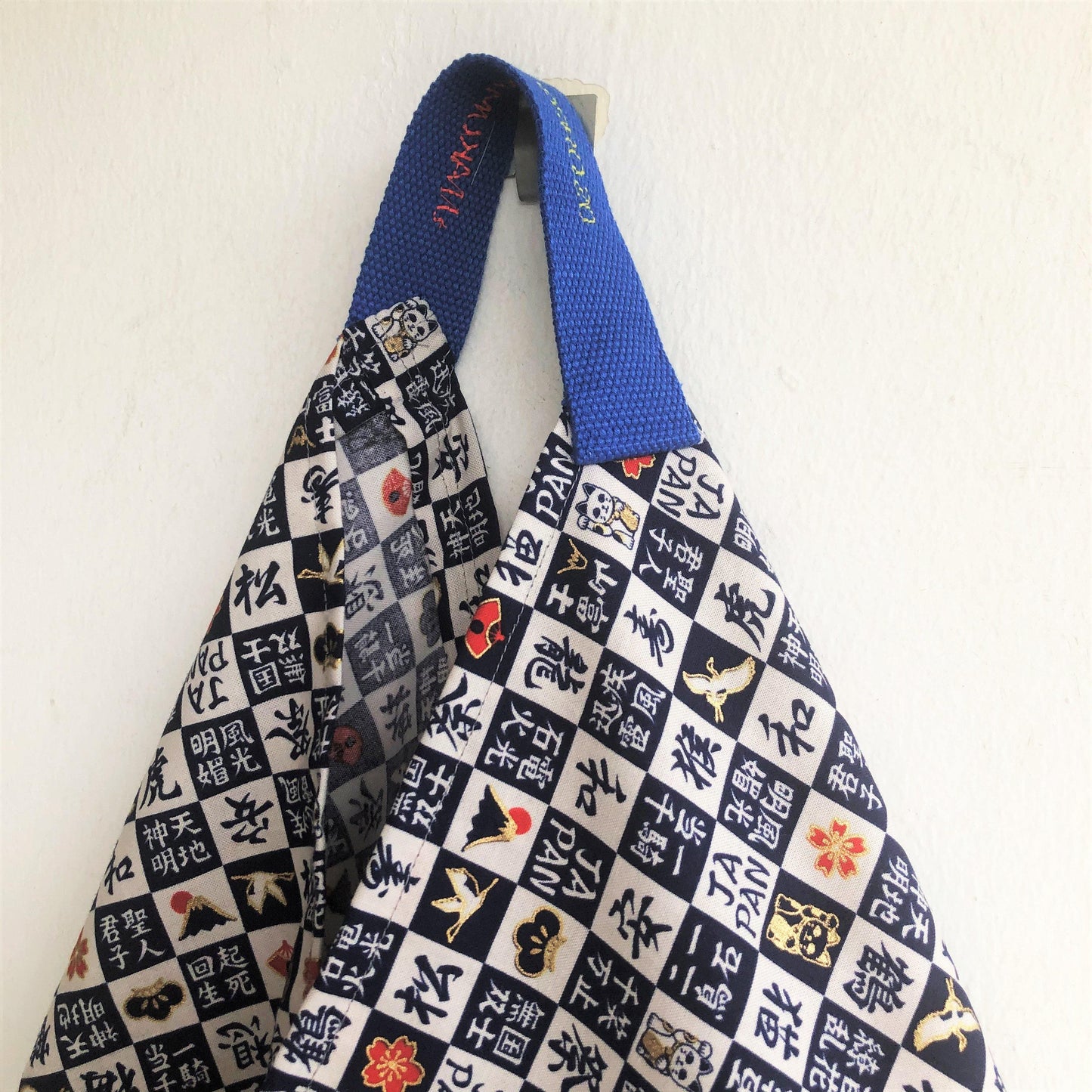 Origami bento bag, ooak triangle tote bag, Japanese fabric bento bag, shoulder tote bag | Japan & Gold details - Jiakuma