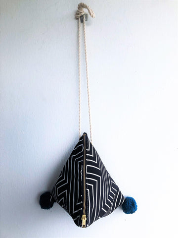 Geometric minimalism triangle lines shoulder bag | Lineas infinitas - Jiakuma