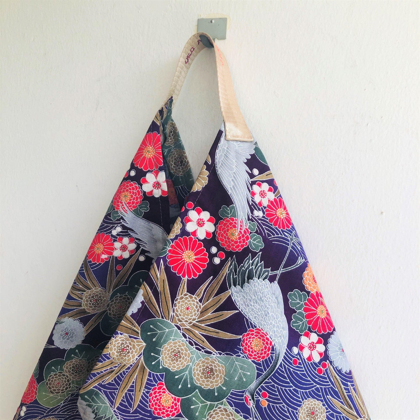 Origami bento bag, triangle shoulder tote bag, Cork fabric tote bag, reusable eco friendly bag | Corcho - Jiakuma